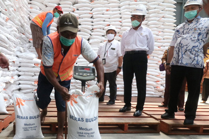 Menko PMK Pantau Persiapan Distribusi Bansos Beras di Kediri