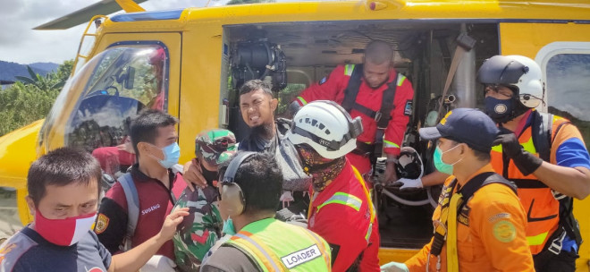 Para korban selamat helikopter milik PT NUH yang sedang dievakuasi oleh tim SAR gabungan. (Foto: Istimewa)