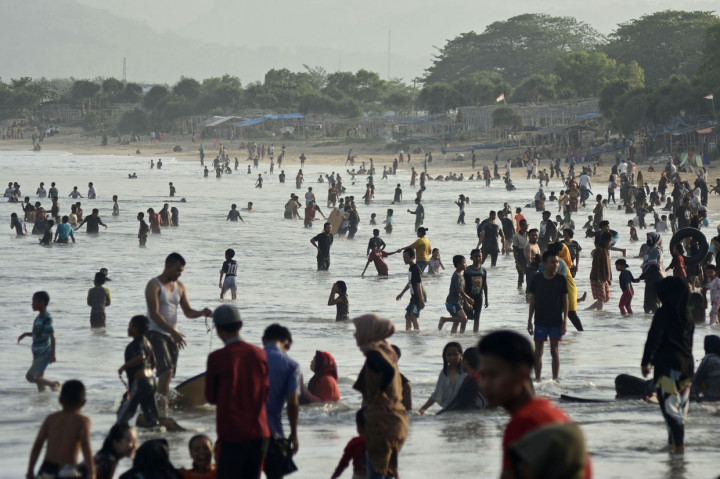 Pantai Santolo Ramai Dikunjungi Wisatawan