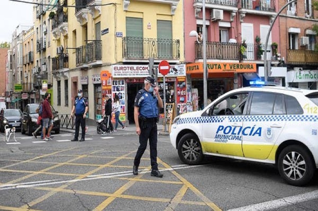 Polisi bersiaga di salah satu persimpangan jalan di Vallecas, Madrid, Spanyol, 20 September 2020. (Foto: AFP)