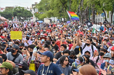 Plakat Pro-Demokrasi Dekat Istana Thailand Dicopot