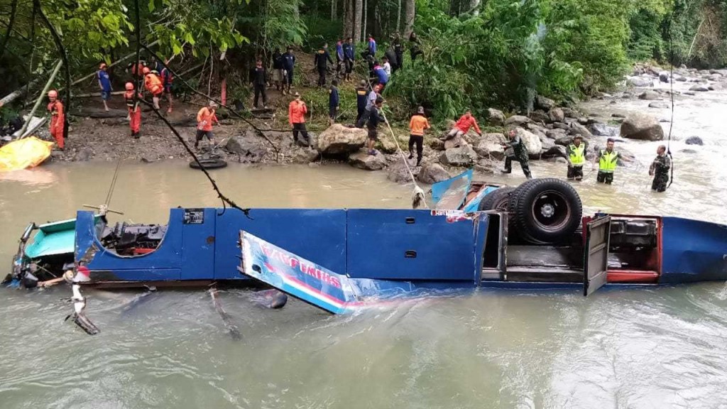 Tim SAR sedang melakukan evakuasi korban bus Sriwijaya di sungai Lematang, Kota Pagaralam, Sumsel. Foto: Istimewa