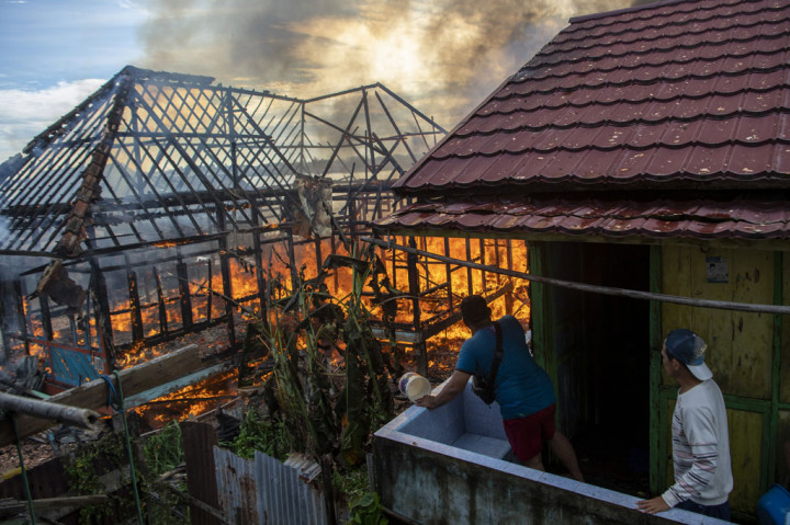 Kebakaran Hanguskan Beberapa Rumah di Permukiman Padat Penduduk di Palembang