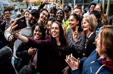 PM Selandia Baru Minta Maaf Usai Swafoto Tanpa Masker