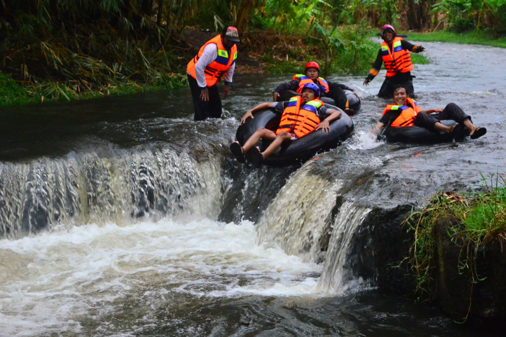 Menikmati Wisata River Tubing di Sungai Logung Kudus