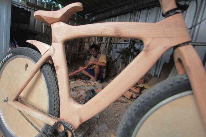 Keren! Sepeda Ini Dibuat dari Kayu Pinus