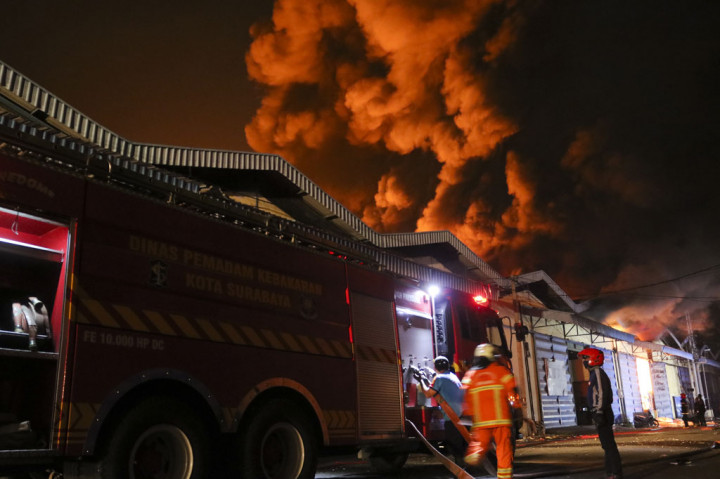 Tiga Gudang di Surabaya Hangus Terbakar