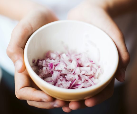 Tips Cegah <i>Nangis</i> Saat Memotong Bawang