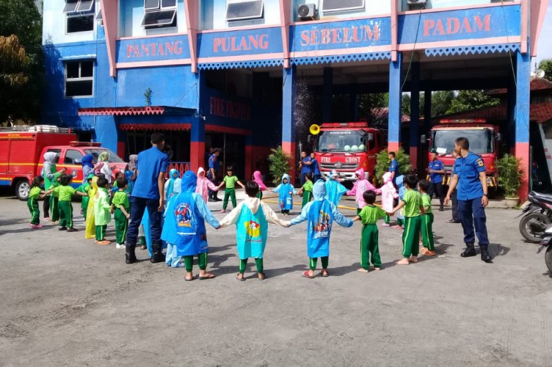 Ilustrasi. Siswa PAUD di DKI Jakarta berkegiatan di Pemadam Kebakaran Jakarta Selatan. Antara