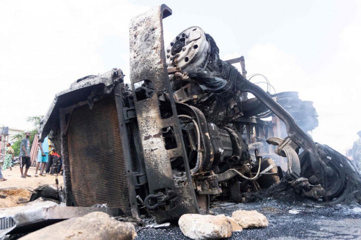 Truk Tangki Terbalik dan Meledak, 23 Orang Tewas