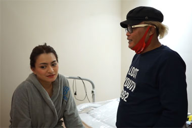 Mualaf, Natalie Holscher Mulai Hapus Tato Disaksikan Sule