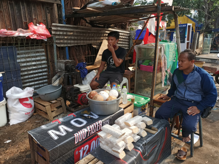 Pedagang Pasar Cempaka Putih Gelar Dagangan di Bahu Jalan