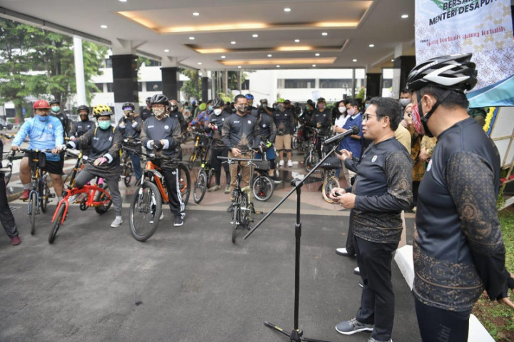 ASN Kemendes Diwajibkan Mengenakan Batik Selama Sebulan