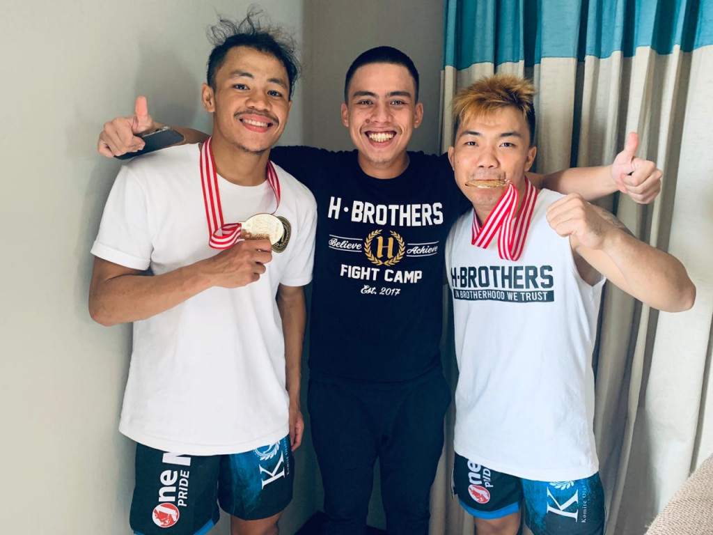 Pelatih sekaligus pemilik sasana H Brothers MMA, Marlaut Farhan Hutapea (tengah) bersama dua petarungnya yang turun di One Pride MMA. (Foto: Istimewa)