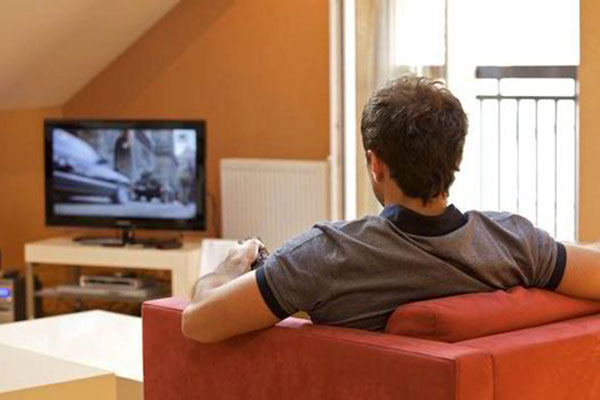 Ilustrasi: Generasi muda sekarang tak lagi menionton TV