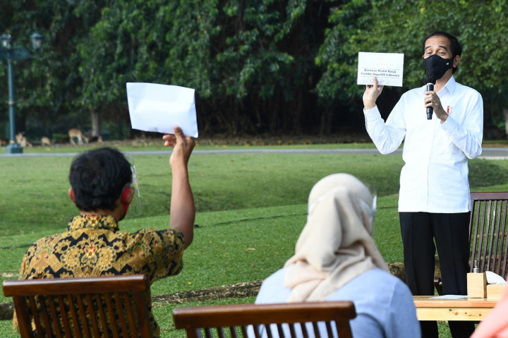 Jokowi Serahkan Bantuan Modal Kerja ke 63 Pengusaha Kecil