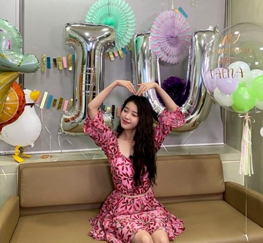 Gaya Manis IU dalam Balutan Mini Dress Bermotif Floral