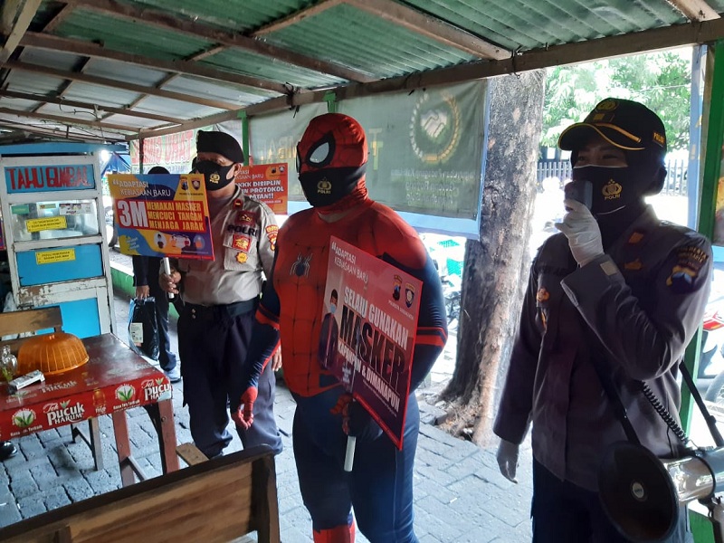 'Spiderman' di Solo Sosialisasikan Maklumat Kapolri