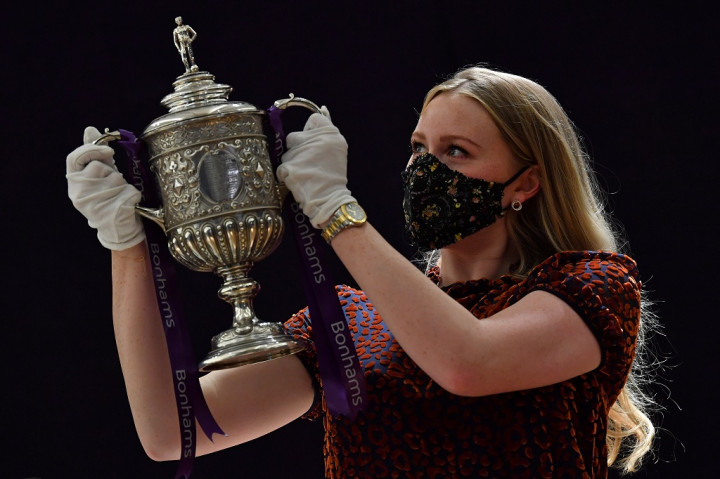 Pemilik West Ham Lelang Trofi Piala FA Tertua