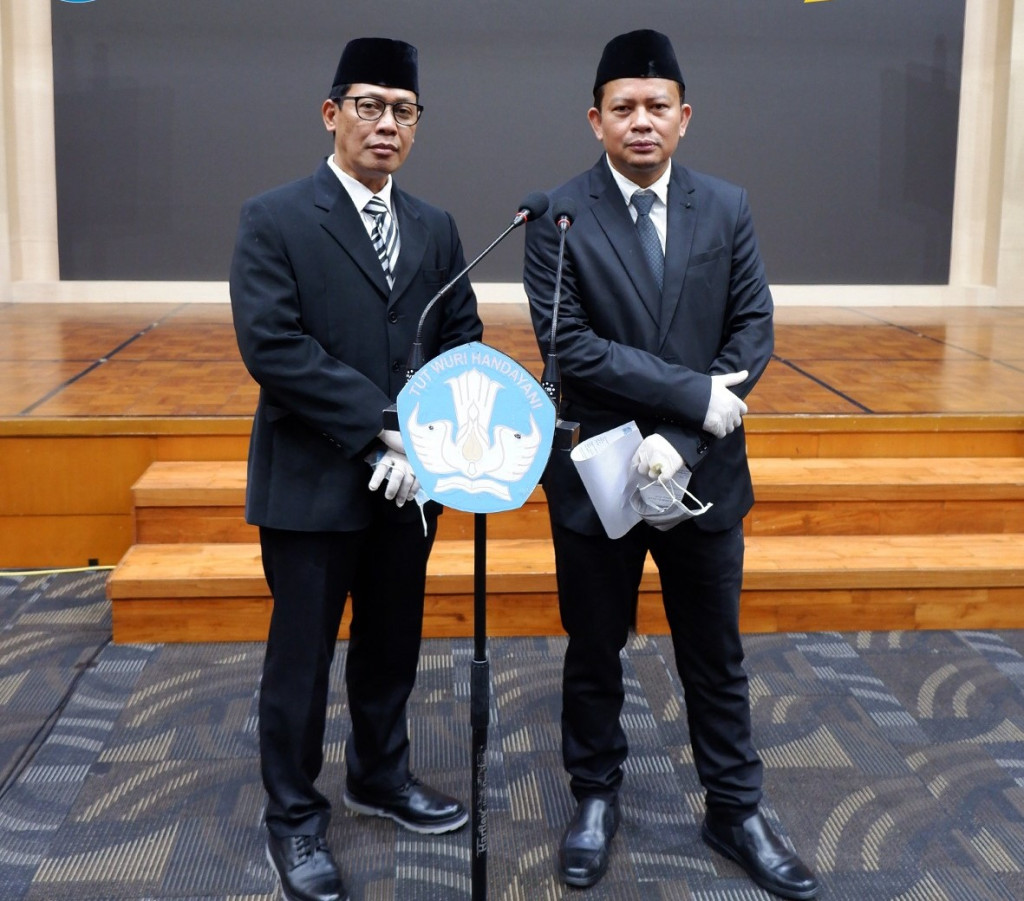 Kemendikbud lantik dua pejabat LLDikti. Foto: Dok. LLDikti