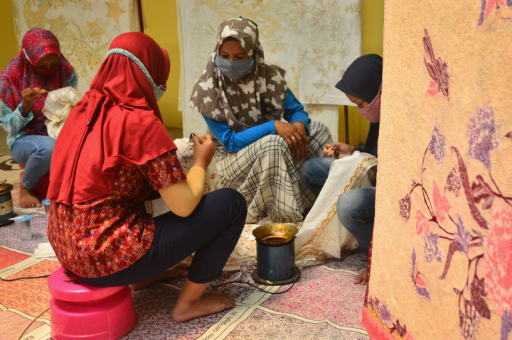 Siswa SMP di Kudus Belajar Membatik