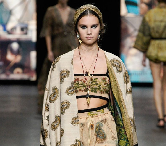 Pemerintah Bali mengatakan kain Endek yang digunakan harus asli yang diproduksi di Bali. (Foto: Dok. Crfashionbook.com)