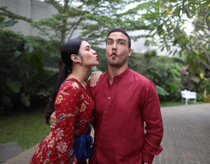 Pesona Artis Indonesia Memakai Batik di Berbagai Kesempatan