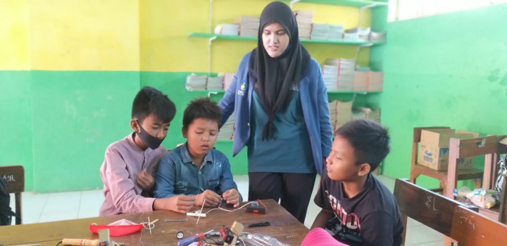Dosen ITS Ajarkan Siswa di Desa Cara Membuat Robot Sederhana