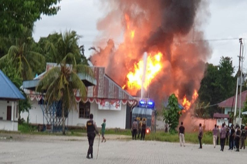 Kantor Disnaker Keerom dibakar massa yang gagal dalam penerimaan tes CPNS, Kamis (1/10). (ANTARA/HO/Humas Polda Papua)