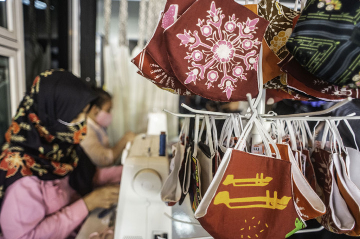 Perajin di Rawamangun Buat Masker Berbahan Kain Batik