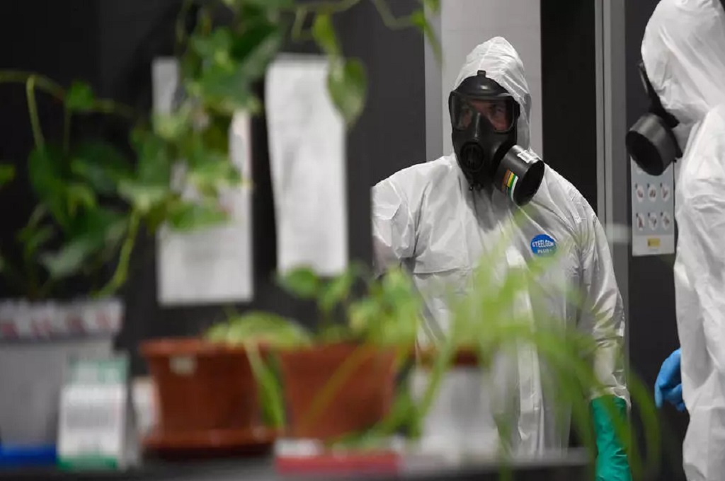 Petugas mengenakan APD lengkap di salah satu rumah sakit di Madrid, Spanyol. (OSCAR DEL POZO/AFP)