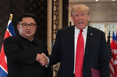 Kim Jong-un Doakan Trump Cepat Sembuh dari Covid-19