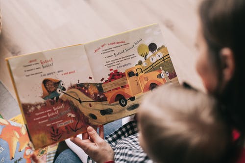 Jika orang tua membacakan buku untuk anak maka anak akan senang membaca di kemudian hari. (Ilustrasi/Pexels)