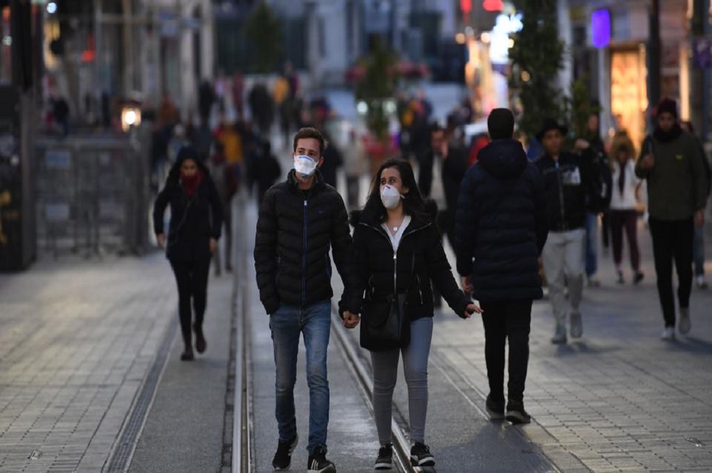 Warga mengenakan masker saat beraktivitas di kota Istanbul, Turki. (AFP)