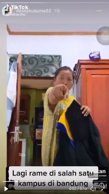 Tangkapan layar video seorang ibu yang marah-marah soal mahalnya biaya wisuda daring di Unikom. Foto: TikTok