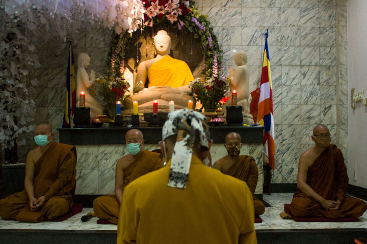 Umat Budha di Karawang Gelar Ritual Sanghadana Kathina