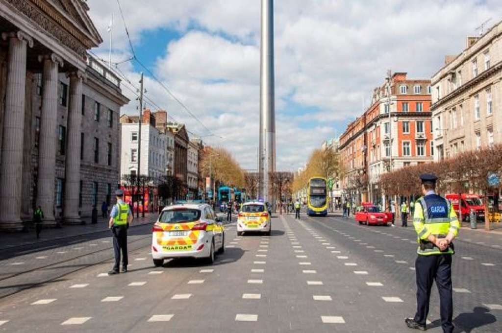 Polisi melakukan patroli rutin di salah satu sudut kota Dublin, Irlandia. (Paul Faith/AFP/Getty)