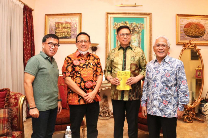 Emil Salim Beri Mulyadi Wejangan untuk Kemajuan Sumbar
