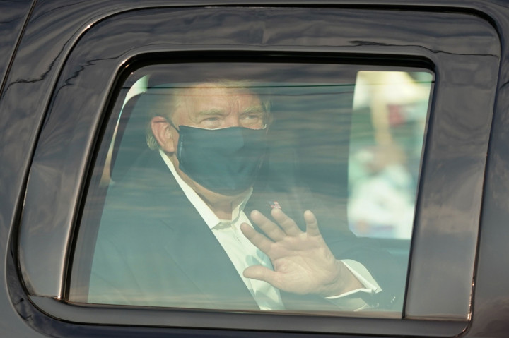 Aksi Donald Trump Sapa Pendukung di Luar RS Dapat Kecaman