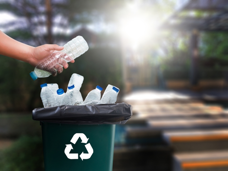 Plastik banyak digunakan sebagai bahan baku pembuatan botol plastik air minum kemasan, galon, dan pembungkus makanan (Foto:Shutterstock)