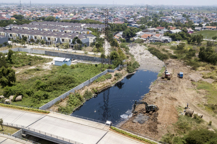 Antisipasi Banjir, Kali Blencong Bekasi Dikeruk
