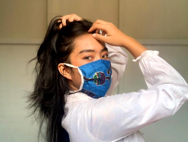 Salah satu cara nyaman memakai masker wajah adalah dengan memilih bahan masker yang paling tepat. (Foto: Dok. Gaya.id/Sandra Odilifia)