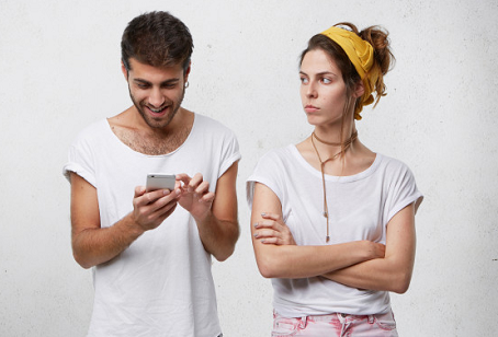 Ketika Pasangan Sibuk dengan Hobi dan Gadgetnya