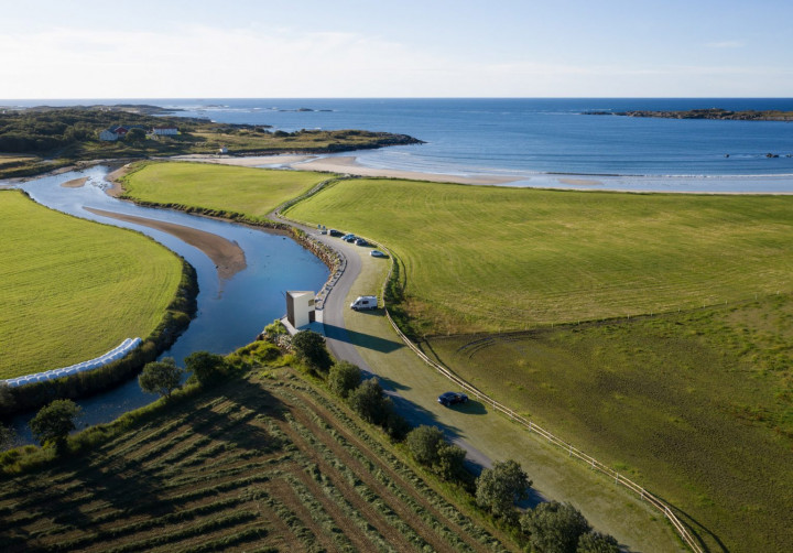 Toilet Umum dengan Bentuk Segitiga di Pantai Norwegia