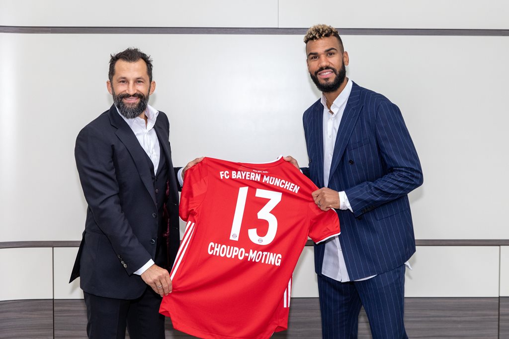 Direktur teknik Bayern Muenchen, Hasan Salihamidzic (kiri), bersama rekrutan anyar Eric Maxim Choupo-Moting (fcbayern.com)