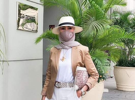 Nah, jika kamu masih bingung menyesuaikan topi dengan outfit-mu, kamu bisa meniru gaya Okky Asokawati. (Foto: Dok. Instagram/@okkyasokawatireal)