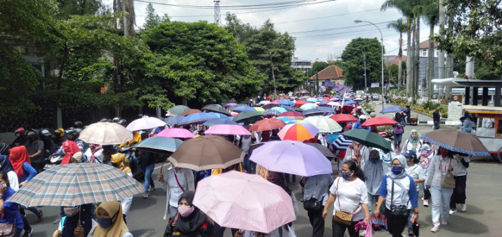 Buruh Asal Cimahi Gelar Aksi di Gedung Sate