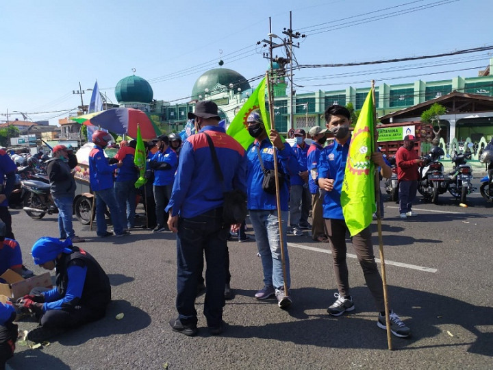 Buruh di Jatim Demo Tolak UU Cipta Kerja