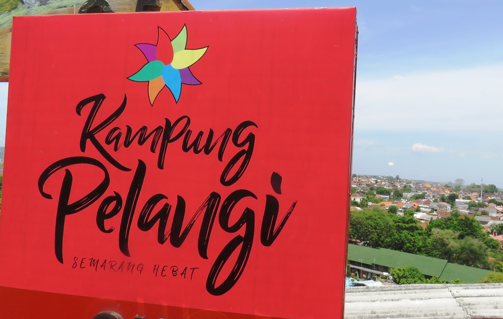 Reklame ini bakal kamu jumpai di sekitaran Kampung Pelangi (Foto: A. Firdaus)