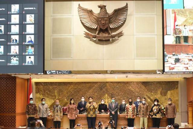 Rapat Paripurna DPR RI yang dipimpin Wakil Ketua DPR RI M Azis Syamsuddin menyepakati pengesahan Omnibus Law RUU Cipta Kerja menjadi Undang-Undang Cipta Kerja, di Gedung DPR, Senayan, Jakarta. FOTO: DPR RI/Oji/Man